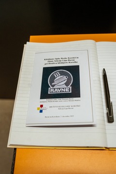 Klekljane čipke Rezke Kordež in Sekcije Lipa Ravne pri Društvu klekljaric Koroške  odprtje občasne razstave (24)